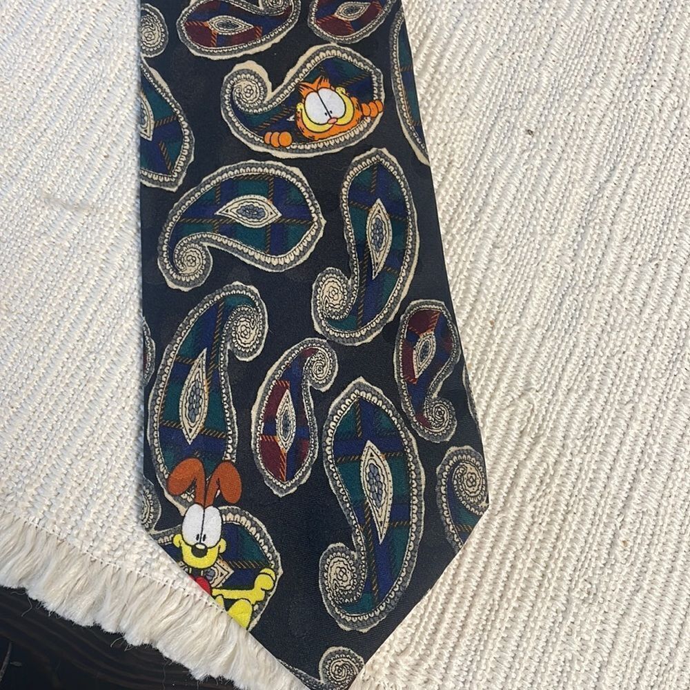 Paws Addiction Garfield & Odie Men’s Tie, Garfield the Cat , Paisley - Picture 2 of 7